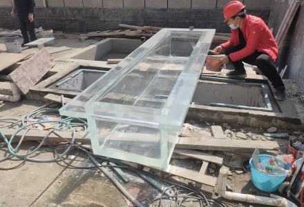 中鐵建佛山鳳語(yǔ)朝鳴別墅亞克力水景池順利安裝